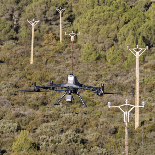 Drone en inspection au dessus des lignes à hautes tensions (1)