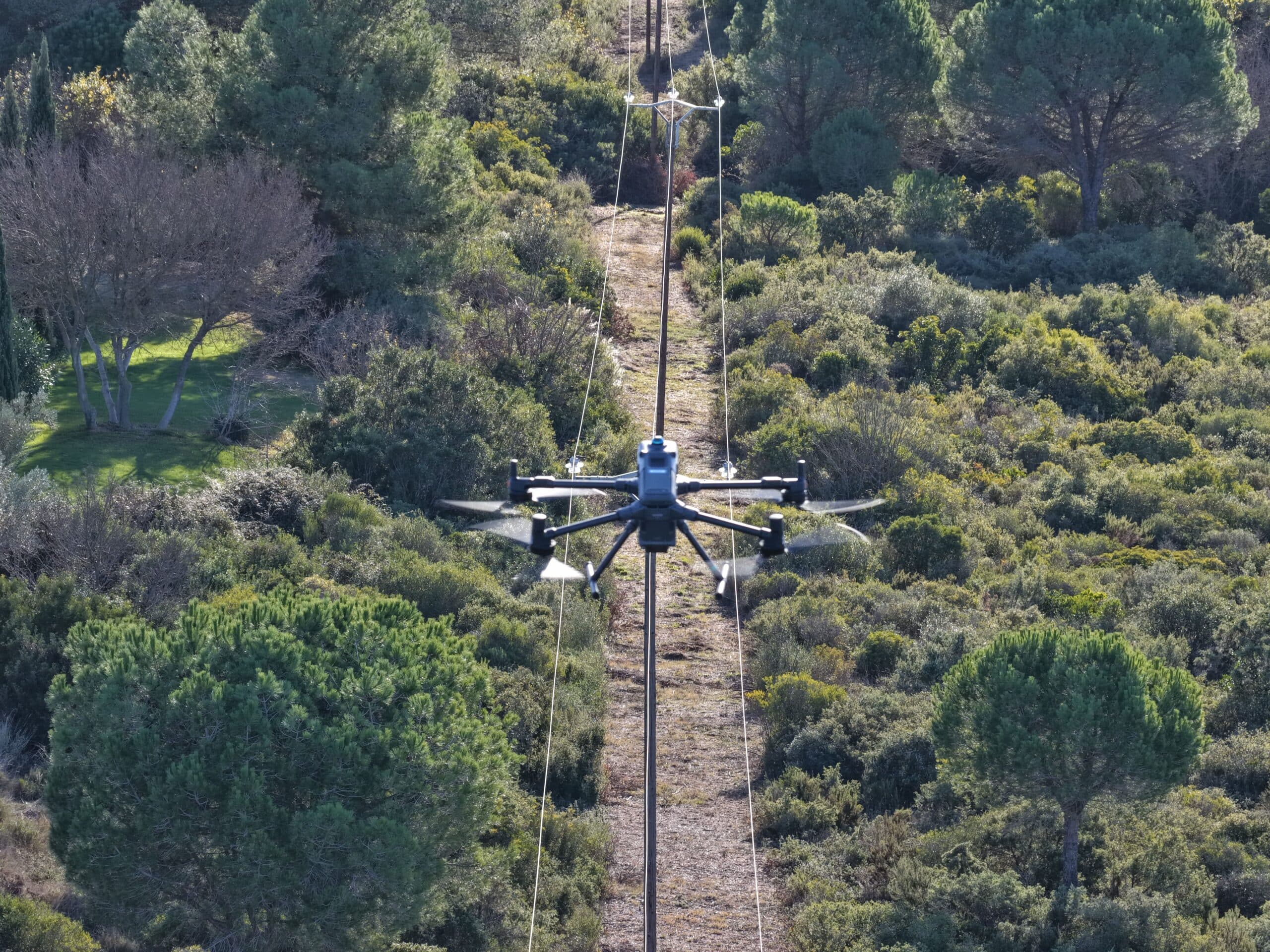 Drone survolant une ligne à haute tension